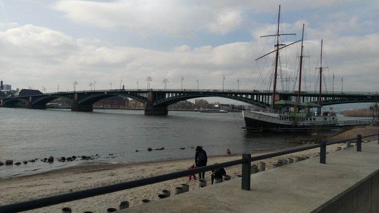 Rhein und rote Brücke