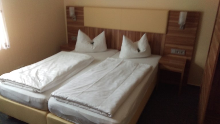 Wieder mal ein ordentliches Zimmer. Die vorherigen zeig ich lieber nicht. Ob wohl dieses auch nicht teuerer!