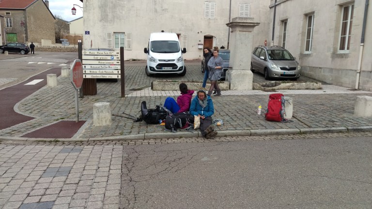 Pause mitten im Dorf es gab keine Sitzbänke