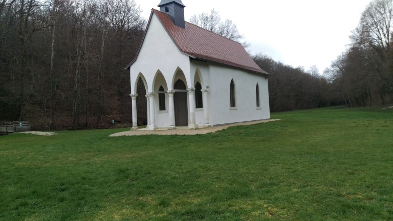 Kapelle einsam in einem Tal
