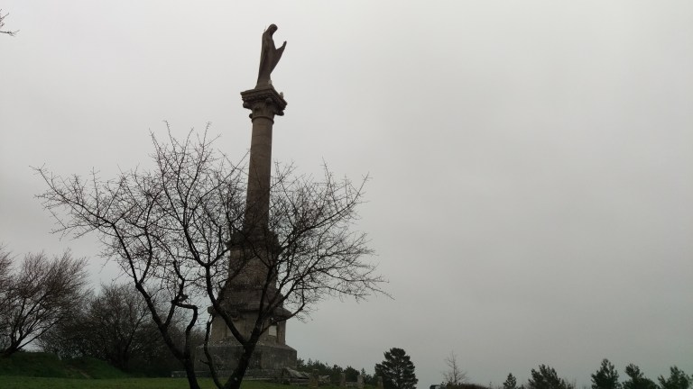 Eine Marien Statur oberhalb der Weinberge.