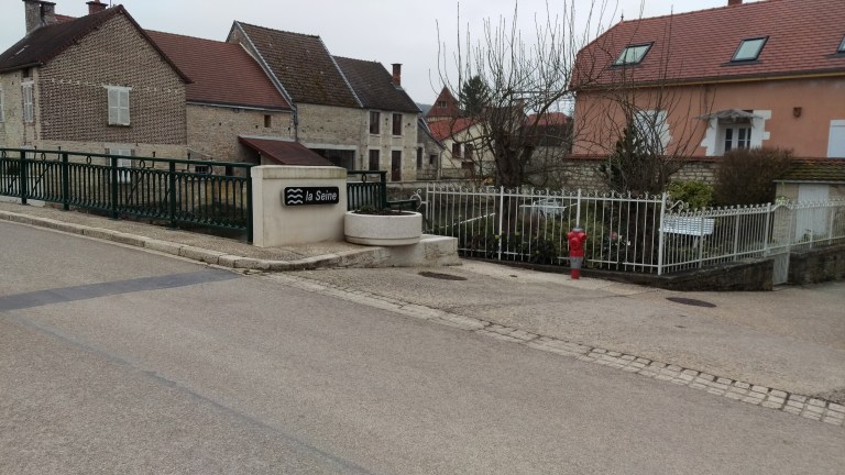 Dorfplatz man sieht hier wird wieder Geld verdient.