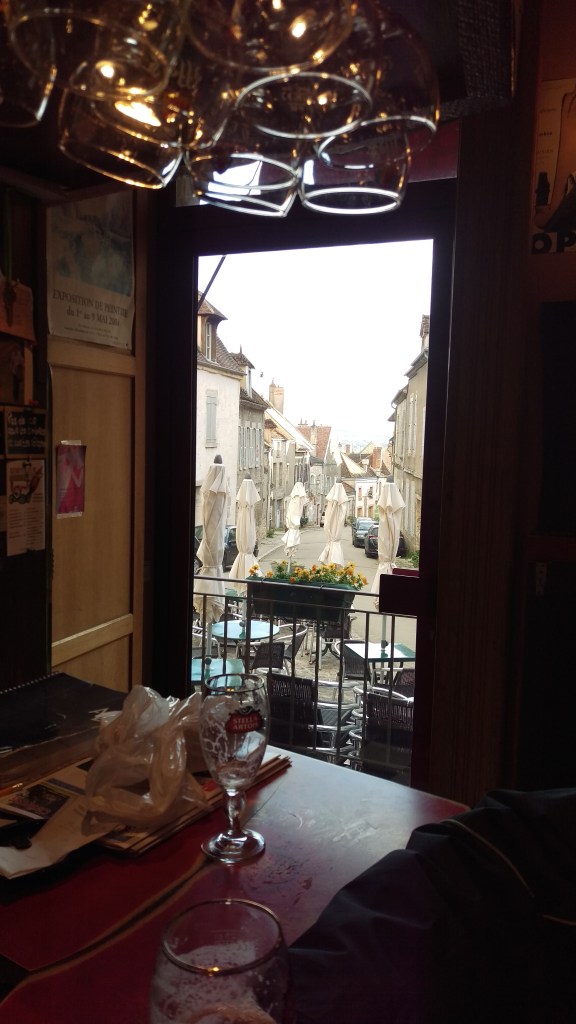 Blick aus einer Bar, auf die Dorfstraße , Da habe ich geparkt bis das Restaurant geöffnet hat! 