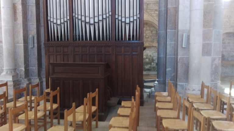 Dir Orgel rechts sieht man die Pedale für die Windmaschine ohne treten keine Musik!