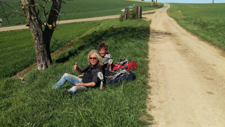 Elis und Marcel aus Holland. Pause einfach im Gras. Sind seit 6 Wochen aus Holland nach SdC unterwegs. Braune Gesichter!!