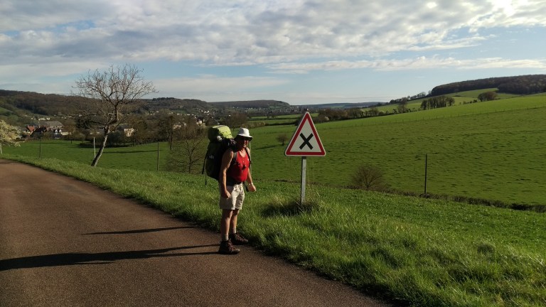 Donald in kurzer Hose und Shirt. Ich lange Hose und Steppjacke 
