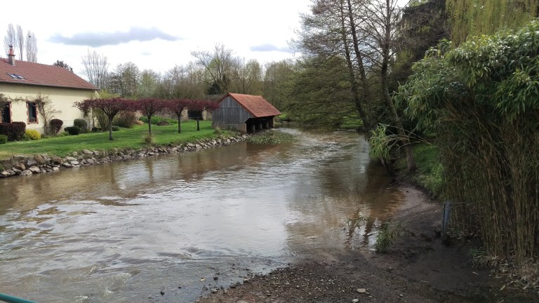 Ein altes Waschhaus am Fluss 