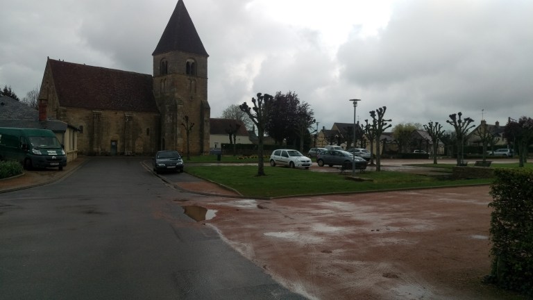 Dorf auf dem Weg mit alter Kirche