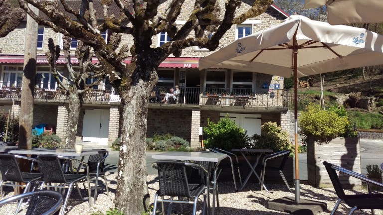 Mein Hotel von Biergarten aus fotografiert.