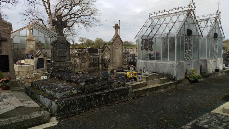 Gräber auf einem Friedhof mit einem eigenen Glashaus geschützt 