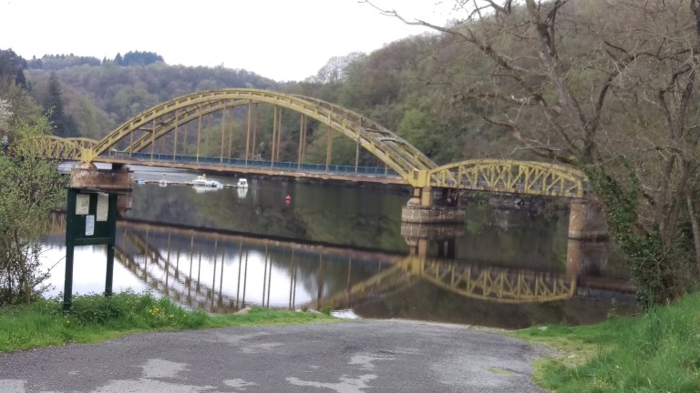Brücke über einen Stausee