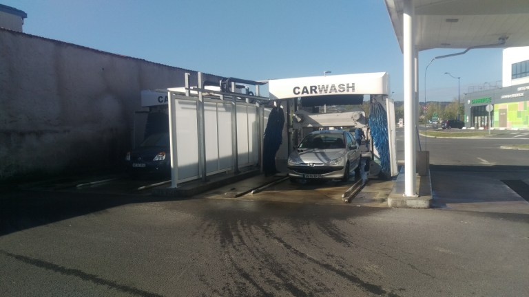 Autowaschstraße auf französisch! Für den Karl-Heinz ich habe lange gebraucht bis ich mal in so einem Ding Auto fotografieren konnte!