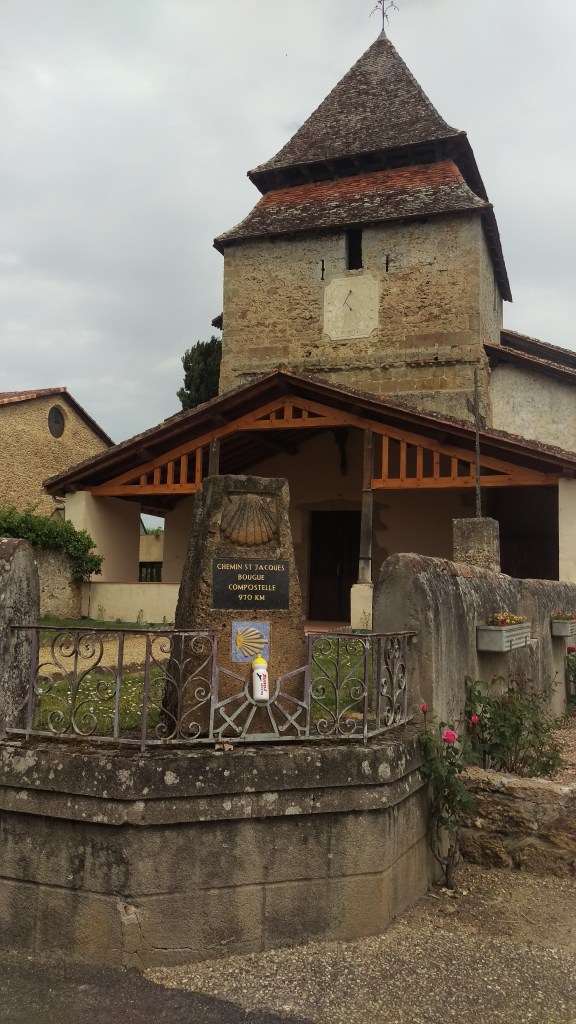 Uralte Kirche und km.Schild ob da die Entfernungen immer so stimmen?