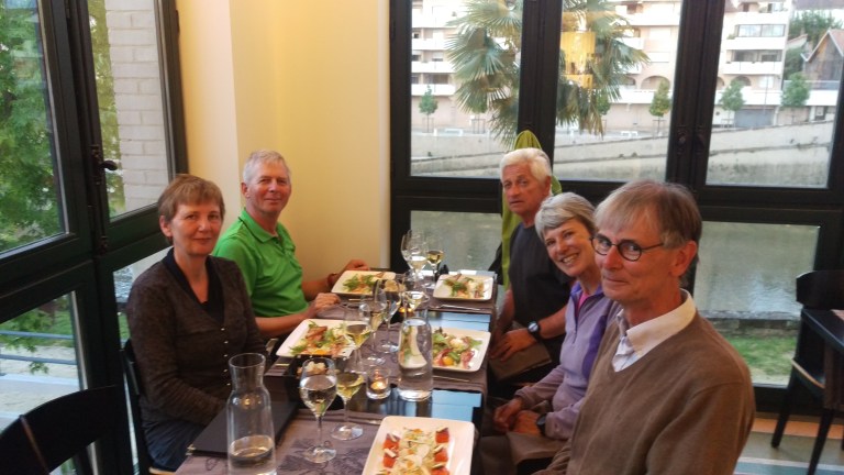 Fünf Genießer bei der Vorspeise hier hat die französische Küche betreut was möglich ist. Fantastisch !! 