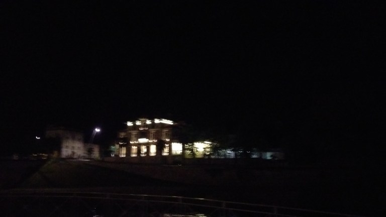 Unser Feinkosttempel beim heim gehen. Es war schön spät.