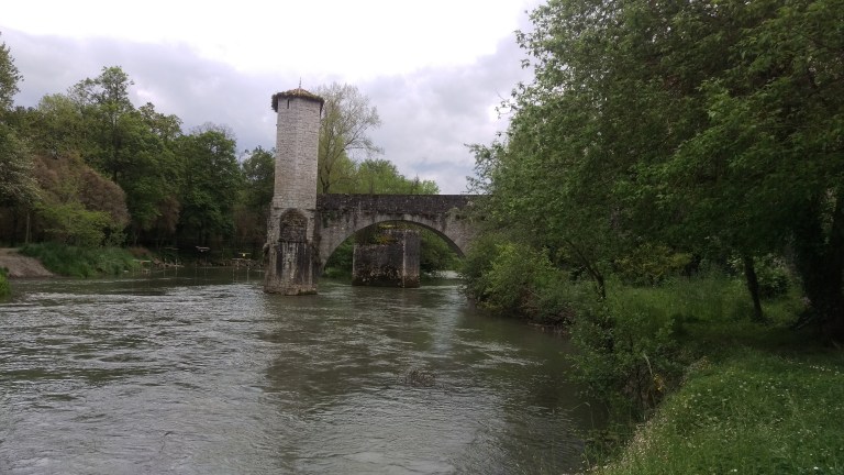 Halbe Brücke 12.Jahrhundert Niemand weiß genau warum da mit dem Bau aufgehört wurde?