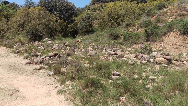 Hier haben Pilger Steine aufgesetzt und mit Wünschen für sich/Verstorbene oder Andere verbunden.