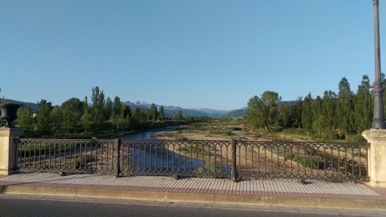 Fluss im Sommer ausgetrocknet
