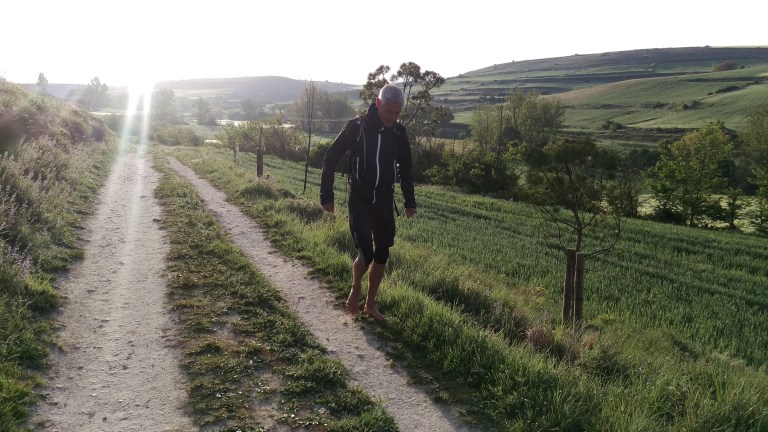 Ein Barfußläufer!! Ist komplett mit HighTech Kleidung ausgestattet. Extrem wenig und sehr Leichtes Gepäck