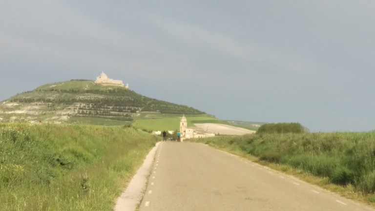 Castrojeriz mit der alten Burg. Von hier wurde der Kampf gegen die Mauren geführt.