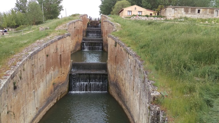 Ab dieser mehrfach Schleuse wurden die Schiffe 14 Meter gehoben! Der Kanal dient heute der Bewässerung der Meseta