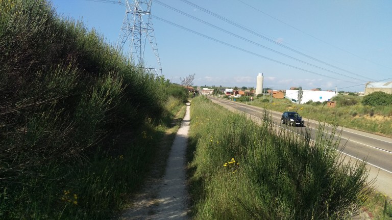 Kleine Pfade an der Hauptstraße entlang