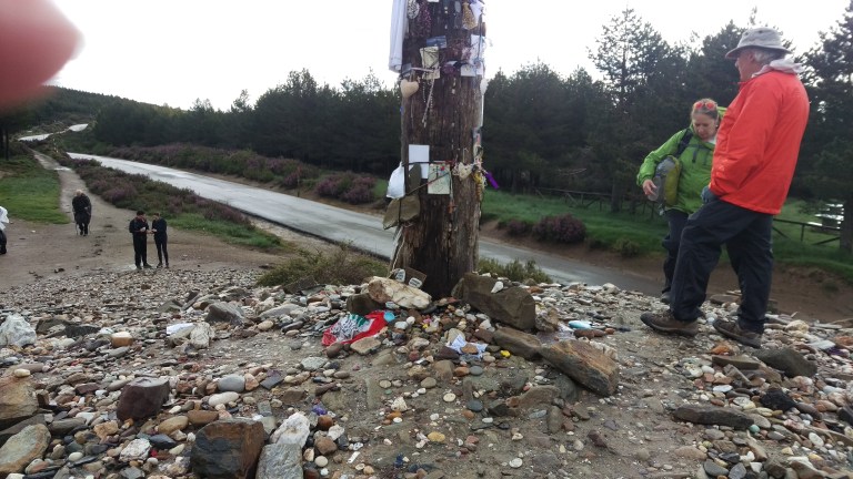  Cruz de ferro hier liegen die mitgebrachten Steine der Pilger. Und jetzt auch vom Kressberg.