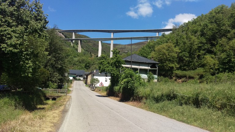 Autobahnbrücken über das Tal und Quertäler 