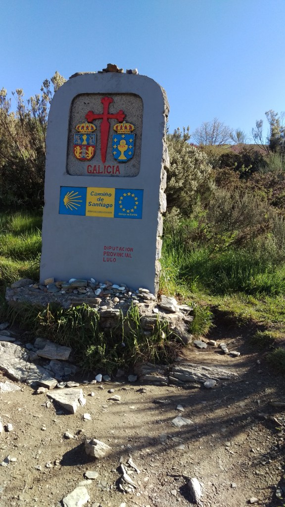 Ich bin jetzt in Galizien, hier stehen alle paar Metern Steine mit der angeblichen- auf den Meter gebaut Entfernung. Was da gekostet hat. Meine Güte!