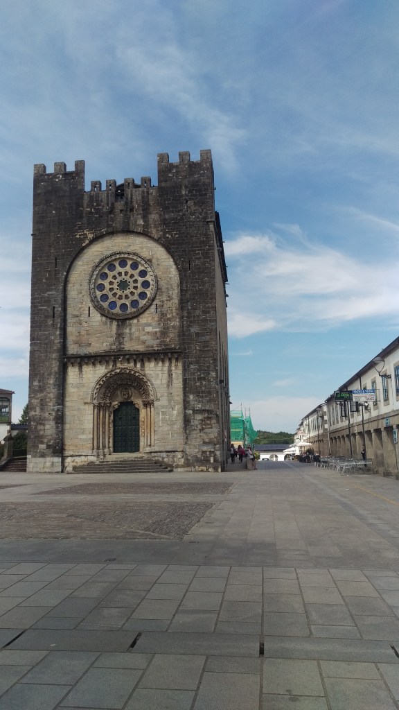 Diese und eine andere Kirche würde Stein für Stein abgetragen und am Berg wieder aufgebaut. Der Rest vom Dorf ging in den Fluten unter!