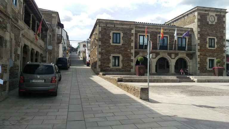 Rechts das Rathaus in der neuen Gemeinde