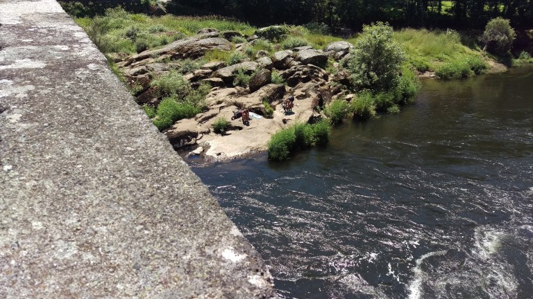 Zwei Münchener Geniesserinnen am Wasser!
