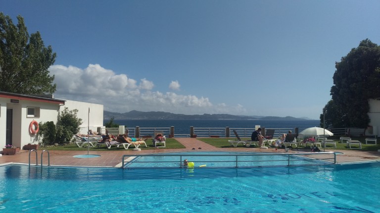 Blick von Pool in die Bucht.