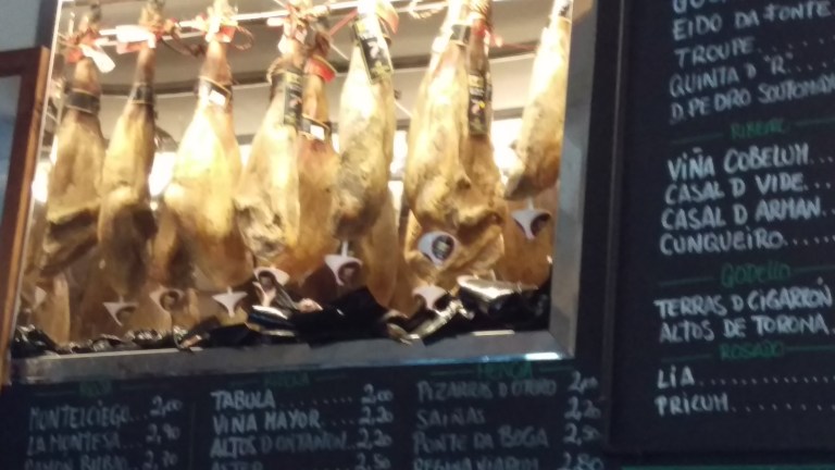 Der Schinken hängt hinter einem Fenster